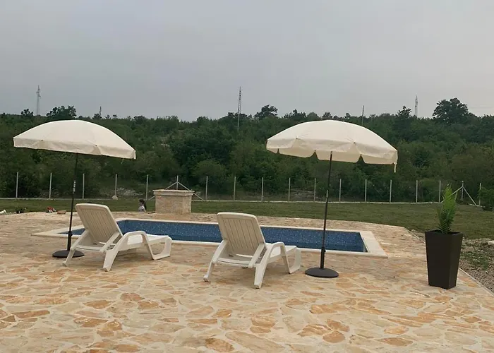 Julija With Private Pool Nyaraló