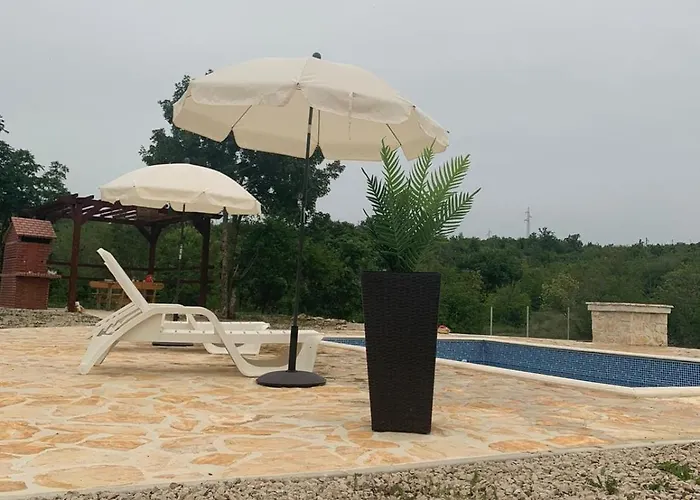 Nyaraló Julija With Private Pool Bilisane