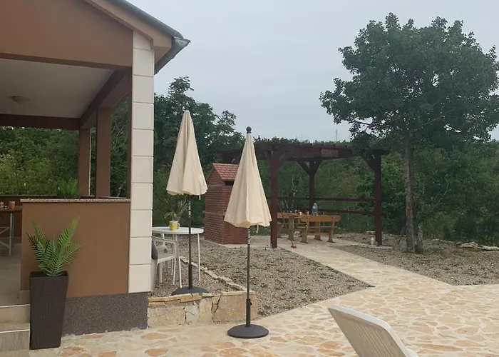 Julija With Private Pool Vikendica *